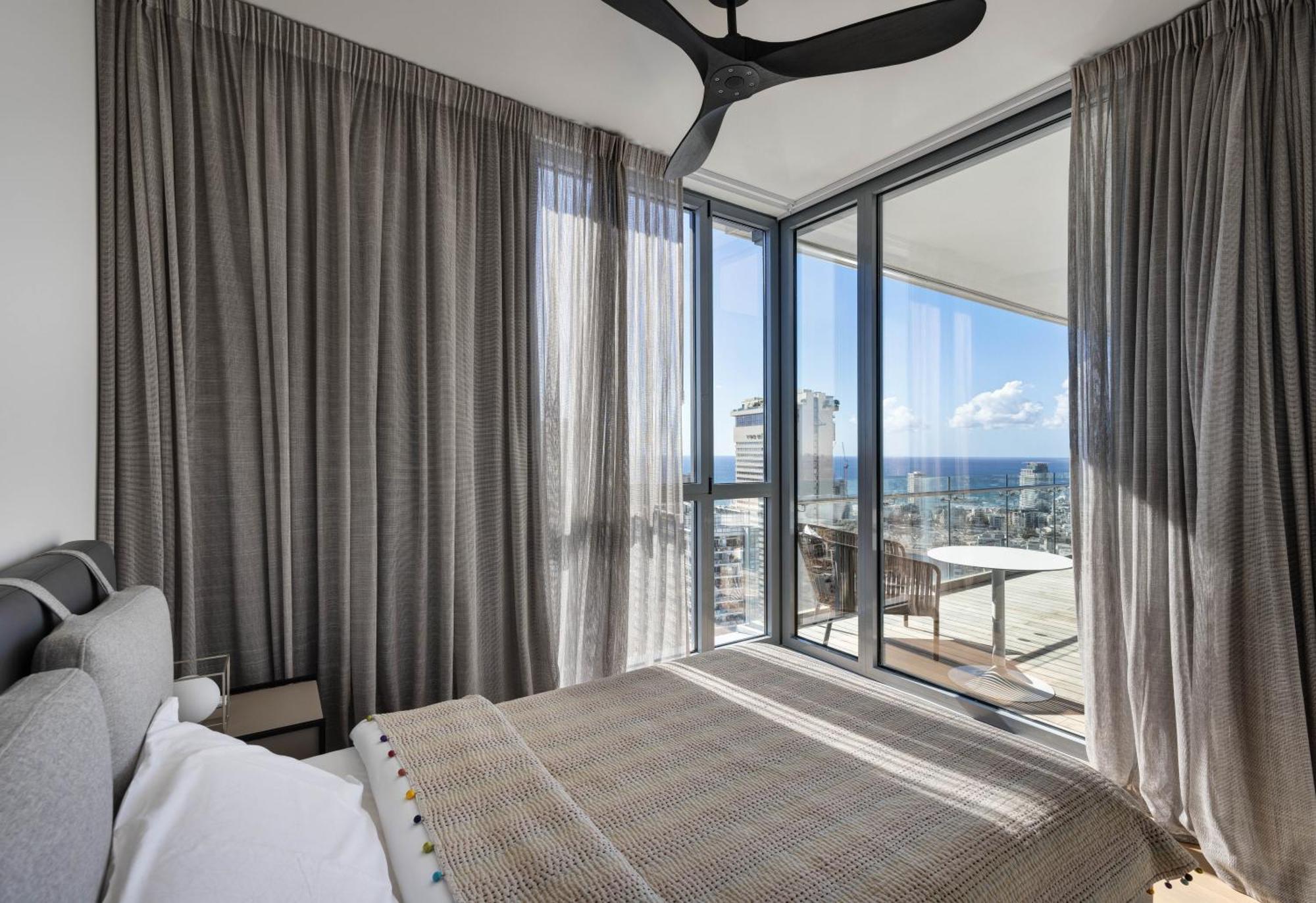 The Blvd Sky Elegant Apartment